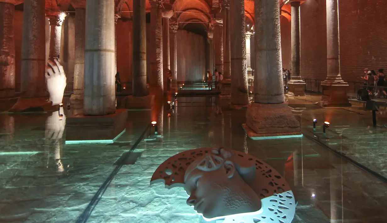 Pengunjung berjalan di sepanjang Basilica Cistern era Bizantium di Istanbul, Turki, Rabu, 27 Juli 2022. Daya tarik utama Basilica Cistern adalah 336 pilar marmer yang menyangga struktur. (AP Photo/Emrah Gurel)