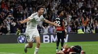 Bek Real Madrid asal Spanyol Jacobo Ramon (kiri) merayakan gol kedua mereka selama pertandingan sepak bola liga Spanyol antara Real Madrid CF dan RCD Mallorca di Stadion Santiago Bernabeu di Madrid, pada 14 Mei 2025.Pierre-Philippe MARCOU / AFP