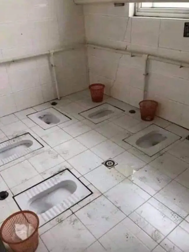 6 Potret WC Buat Bareng-Bareng Ini Nyeleneh Banget, Bikin Tepuk Jidat