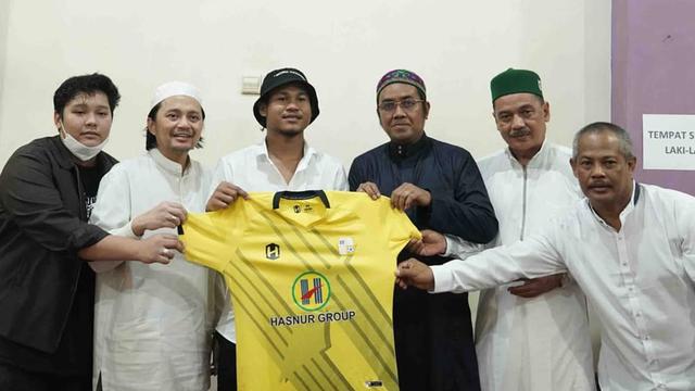 Bagus Kahfi bersama manajemen Barito Putera.
