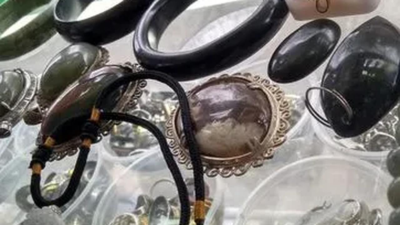 Pemerintah Kabupaten Jember bekerja sama dengan Paguyuban Barang Antik Jember menggelar pameran benda-benda kuno untuk melestarikan budaya dan warisan nenek moyang bangsa Indonesia agar tidak punah. Kegiatan tersebut digelar di alun-alun Jember pada 14-16