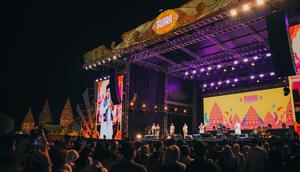 Gelaran festival musik Swara Prambanan mendadak syahdu dengan acara doa bersama dan mengheningkan cipta untuk para korban bencana di Sumatera. (dok. InJourney)