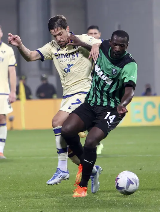 Penyerang Simone Verdi Hellas Verona berebut bola dengan gelandang Sassuolo Pedro Obiang  pada pekan ke-11 Liga Italia  di MAPEI Stadium - Città del Tricolore, Selasa (25/10/2022). Kedua tim sama-sama bermain ngotot dan keras sejak awal pertandingan. (Michele Nucci/LaPresse via AP)