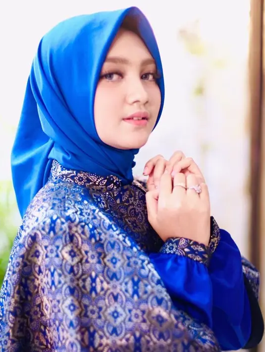 Dengan hijab dan busana serba biru ini, Jihan Audy terlihat lebih dewasa. Padahal umurnya masih belasan tahun. (Liputan6.com/IG/@jihanaudy123_real)