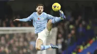 Pemain Manchester City, Bernardo Silva, mengontrol bola saat melawan Chelsea pada laga pekan ke-12 Premier League 2023/2024 di Stadion Stamford Bridge, Minggu (12/11/2023).  Dengan hasil imbang ini, Chelsea mengemas 16 angka dari 12 laga tapi mereka masih terpuruk di posisi 10 klasemen sementara. Sementara itu City masih di pucuk klasemen dengan raihan 28 angka. (AP Photo/Ian Walton)