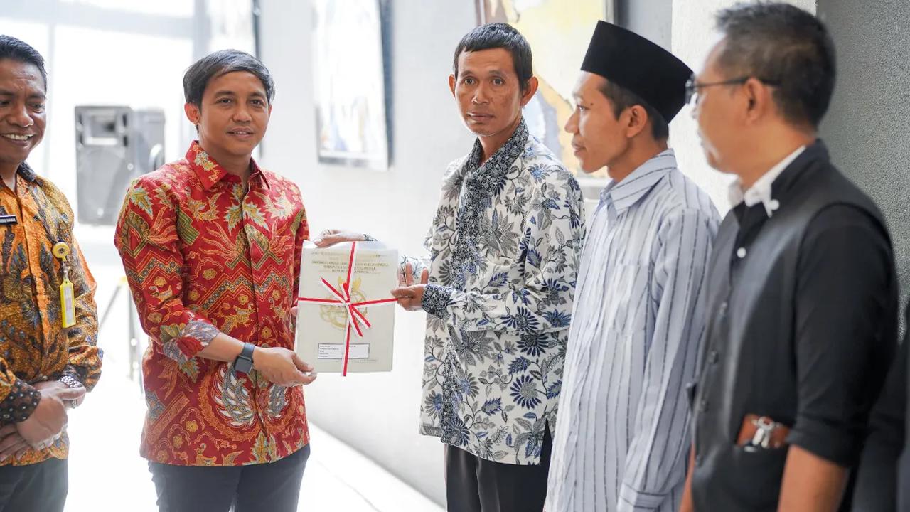 Raja Antoni menjelaskan karakter orang Indonesia yang senang memberi tersebut, jika yang diberikan adalah tanah maka harus mendapatkan legalisasi dari negara supaya tidak terjadi masalah di kemudian hari.