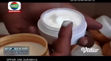 Tim Buser Satreskrim Mapolresta Banyuwangi, Jawa Timur, Selasa siang berhasil mengamankan ratusan kosmetik ilegal yang diduga mengandung bahan kimia berbahaya. Kosmetik jenis pemutih kulit, maupun bedak tersebut diedarkan melalui jejaring sosial medi...