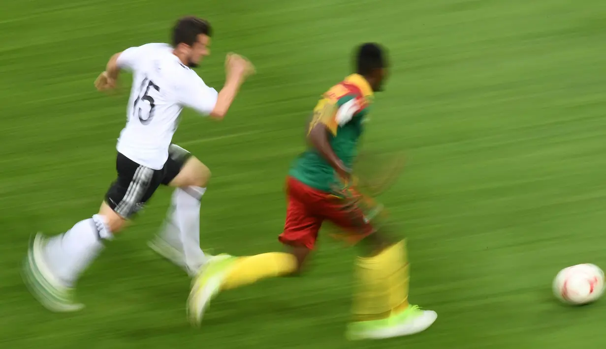 Bek Jerman, Amin Younes, berusaha mengejar striker Kamerun, Benjamin Moukandjo pada laga Grup B Piala Konfederasi 2017, di Stadion Fisht Olympic, Sochi, Minggu (25/6/2017). Jerman menang 3-1 atas Kamerun. (AFP/Franck Fife)