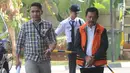 Kadis Kelautan dan Perikanan, Edy Sofyan (kanan) tiba untuk pemeriksaan di Gedung KPK, Selasa (30/7/2019). Edy Sofyan diperiksa sebagai tersangka dugaan suap izin prinsip dan lokasi pemanfaatan laut proyek reklamasi di wilayah pesisir dan pulau-pulau kecil Kepulauan Riau. (merdeka.com/Dwi Narwoko)
