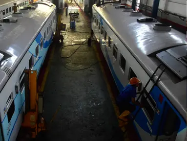 Pekerja Dari PT. KAI  melakukan perbaikan gerbong kereta di depo kereta Poncol Semarang, Jumat   (17/06). Persiapan menghadapi mudik lebaran tahun ini sejumlah gerbong kereta mengalami perbaikan. (Gholib)
