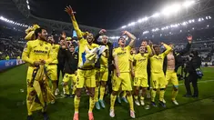 Para pemain Villarreal melakukan selebrasi usai mengalahkan Juventus pada pertandingan leg kedua babak 16 besar Liga Champions di Allianz Stadium, Turi, Italia, Kamis (17/3/2022).  Juventus kalah atas Villarreal 0-3. (Fabio Ferrari, LaPresse via AP)