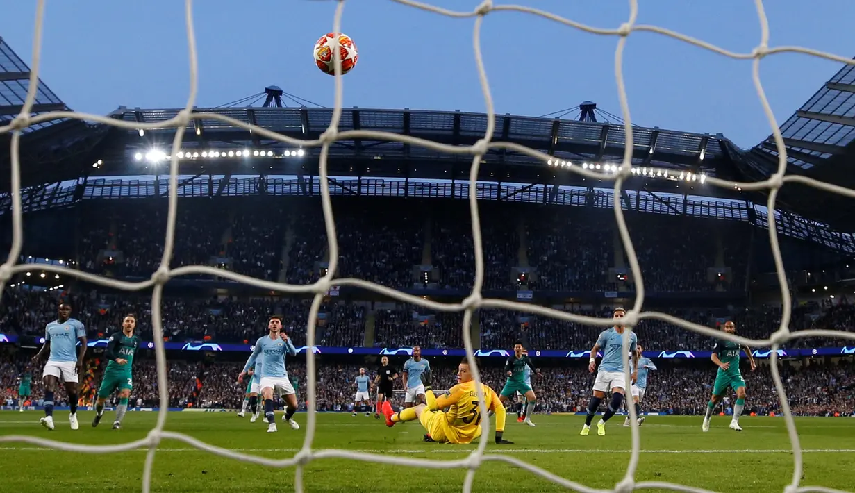 Momen saat penyerang Tottenham Hotspur Son Heung-min mencetak gol pertama ke gawang Manchester City pada leg kedua babak perempat final Liga Champions di Etihad Stadium, Manchester, Inggris, Rabu (17/4). (REUTERS/Phil Noble)