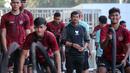 Pelatih kepala Timnas Indonesia U-20, Indra Sjafri memantau latihan fisik pemainnya di GBK Empire Fit Club, Senayan, Jakarta, Rabu (15/05/2024). (Bola.com/Bagaskara Lazuardi)