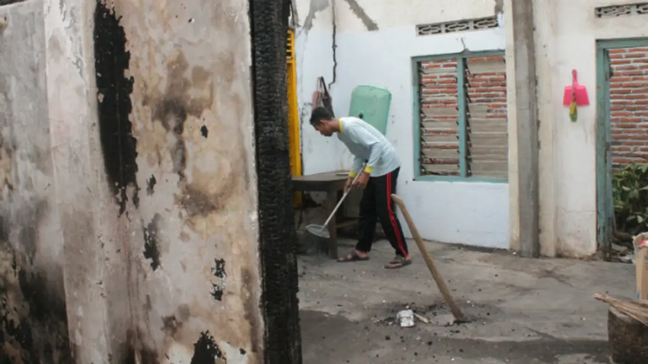 Anak Membakar Rumah Orangtua