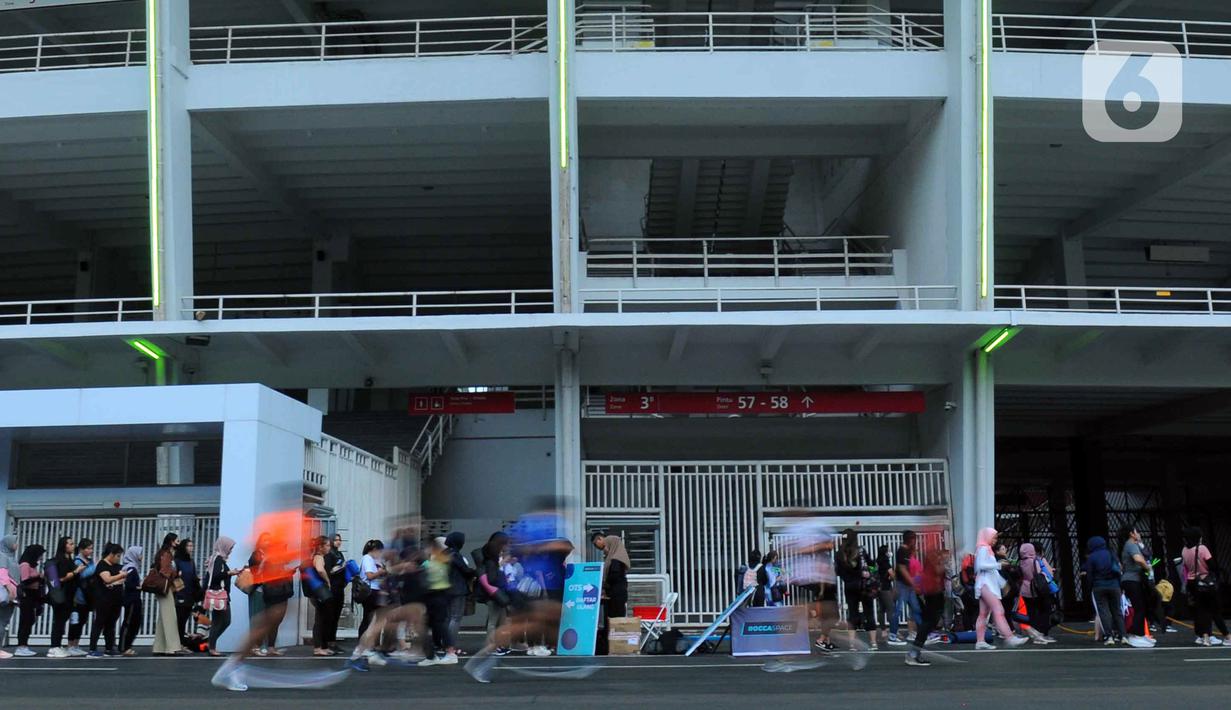 Warga antre untuk mengikuti senam saat yang lainnya berolahraga di kawasan Stadion Utama Gelora Bung Karno (SUGBK), Jakarta, Kamis (9/2/2023). Sejak pemerintah mengumumkan tidak ada lagi pembatasan sosial skala besar (PSBB), warga kian antusias untuk berolahraga seperti lari, senam, dan jalan santai. (merdeka.com/Imam Buhori)