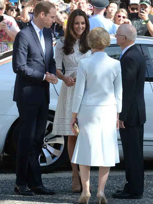 Senyuman Kate tunjukan sikap sopan dan ramah ketika disambut oleh Glenn Dudley, Presiden dari Royal Society of Agricultural New South Wales. (Bintang/EPA)