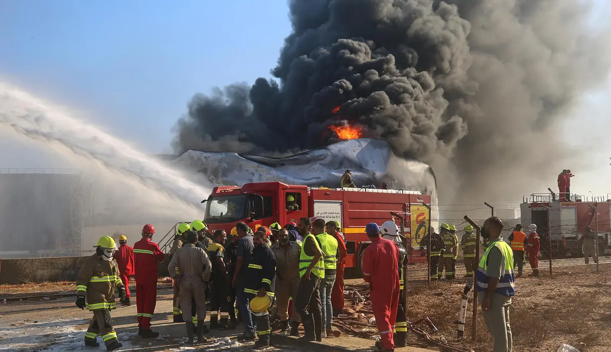 Petugas pemadam kebakaran berupaya memadamkan kebakaran di kilang minyak Zawiya setelah serangan pesawat nirawak di Zawiya, Libya, Selasa, 11 Agustus 2026. (AP/Yousef Murad)