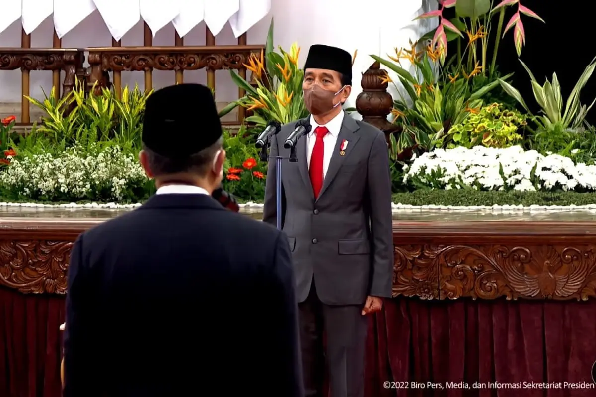 Presiden Jokowi melantik Hadi Tjahjanto dan Zulkifli Hasan sebagai menteri. Juga tiga tokoh lainnya menjadi wakil menteri, Rabu (15/6/2022). (Youtube Sekretariat Presiden)