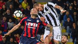 Gelandang Juventus, Stefano Sturaro, duel udara dengan bek Crotone, Bruno Martella, pada laga Serie A di Stadion Ezio Scida, Kamis (19/4/2018). Juventus ditahan imbang 1-1 oleh Crotone. (AFP/Giovanni Isolino)