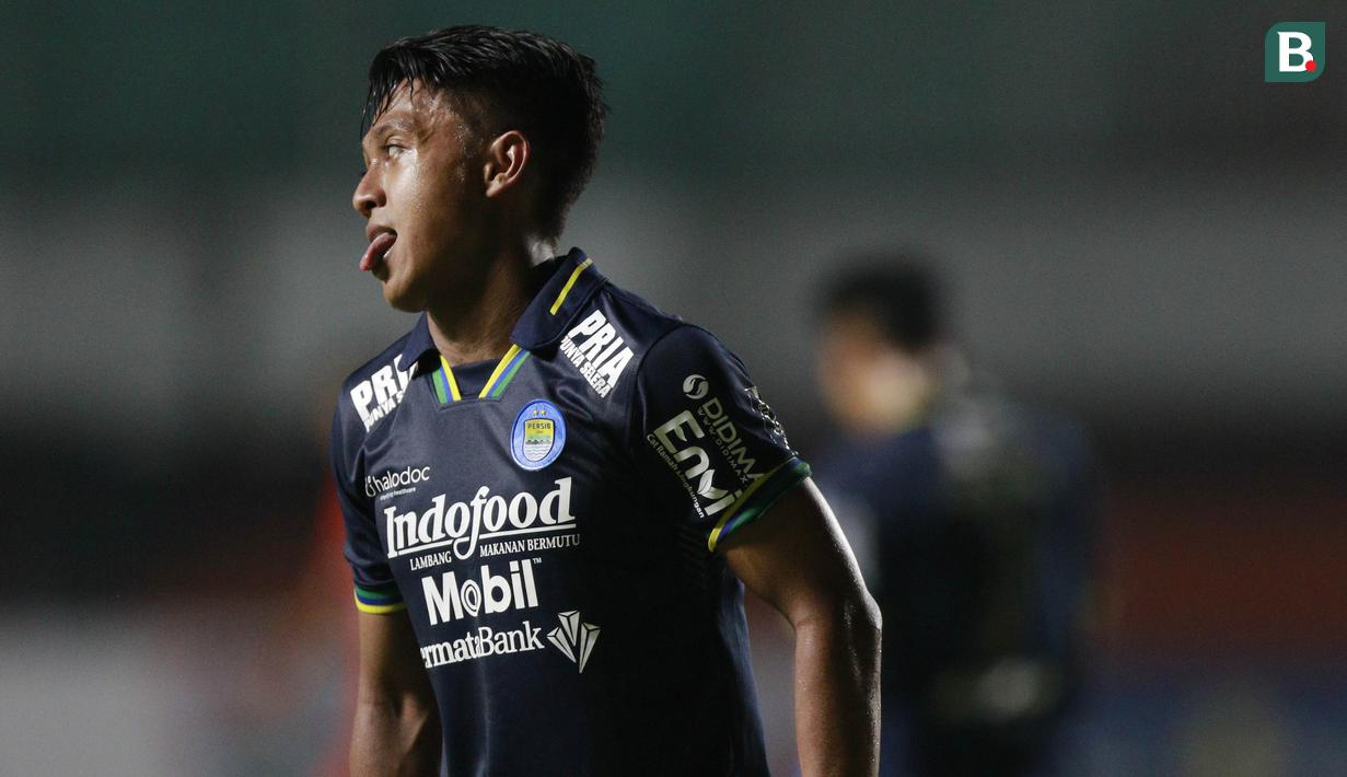 Gelandang Persib Bandung, Febri Hariyadi saat melawan Persiraja Banda Aceh dalam laga matchday ke-3 Grup D Piala Menpora 2021 di Stadion Maguwoharjo, Sleman, Jumat (2/4/2021). Persib menang 2-1 atas Persiraja. (Bola.com/M Iqbal Ichsan)