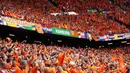 Ribuan suporter Timnas Belanda memadati tribun penonton saat melawan Polandia pada laga Grup D Euro 2024 di Volksparkstadion, Minggu (16/06/2024). (AP Photo/Ebrahim Noroozi)