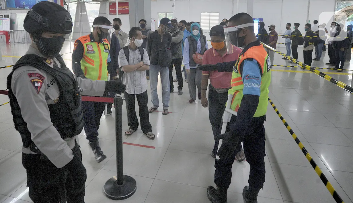 Aparat keamanan mengatur antrean penumpang KRL Commuterline di Stasiun Bogor, Jawa Barat, Selasa (9/6/2020) pagi. Puluhan polisi, TNI, Satpol PP, dan petugas stasiun diterjunkan untuk memandu penumpang mengantisipasi antrean panjang seperti kemarin. (merdeka.com/Arie Basuki)