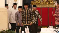 Presiden Joko Widodo bersama Wapres Jusuf Kalla bersiap memberi sambutan saat menghadiri acara pemabayaran zakat melalui Baznas  di Istana Negara, Jakarta, Senin (28/5). (Liputan6.com/Angga Yuniar)