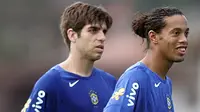 Duo eks bintang Timnas Brasil, Ronaldino dan Juninho Pernambucano dalam sebuah sesi latihan pada tahun 2005. (ANTONIO SCORZA / AFP)