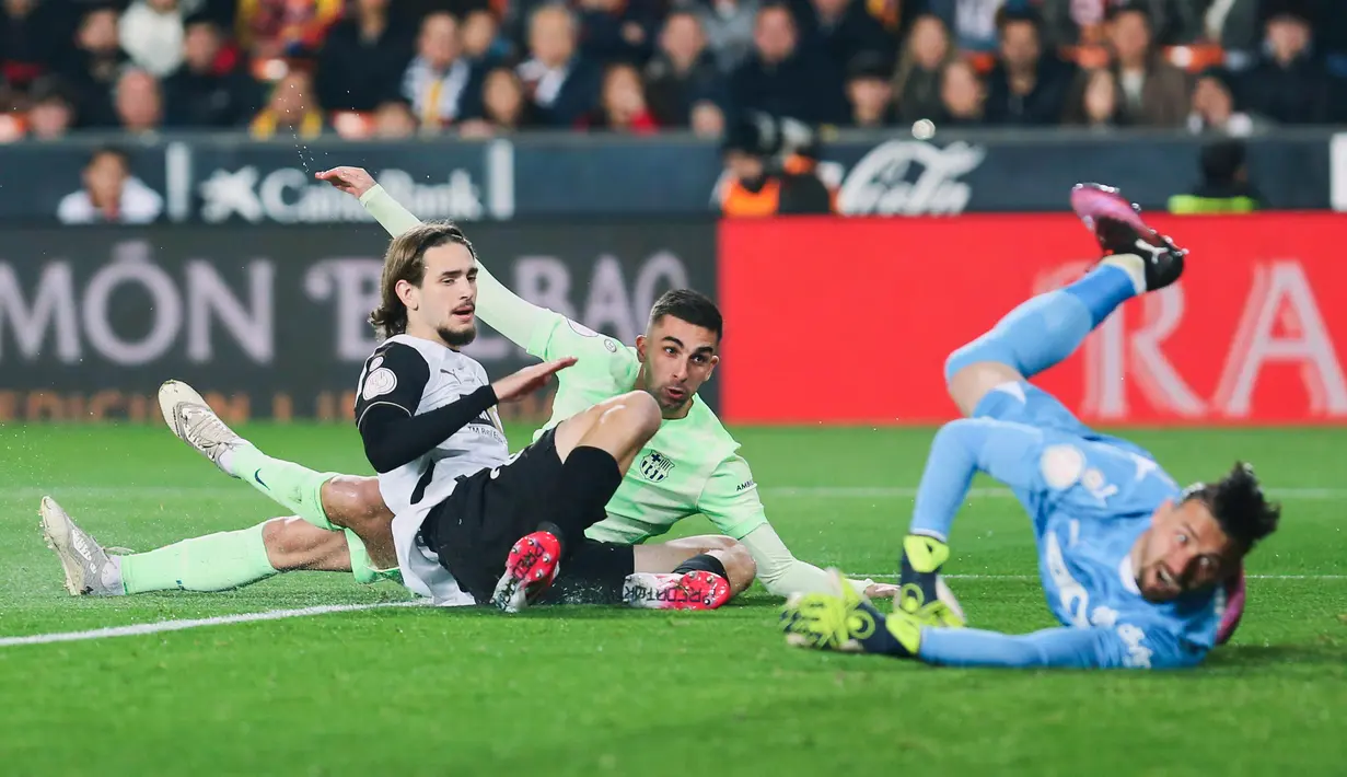 Kali ini pesta lima gol Barca datang dari hattrick Ferran Torres (3', 17', 30') dan gol-gol Fermin Lopez (23') serta Lamine Yamal (59'). Valencia bahkan hanya melepas satu tembakan tepat sasaran. (AP Photo/Alberto Saiz)