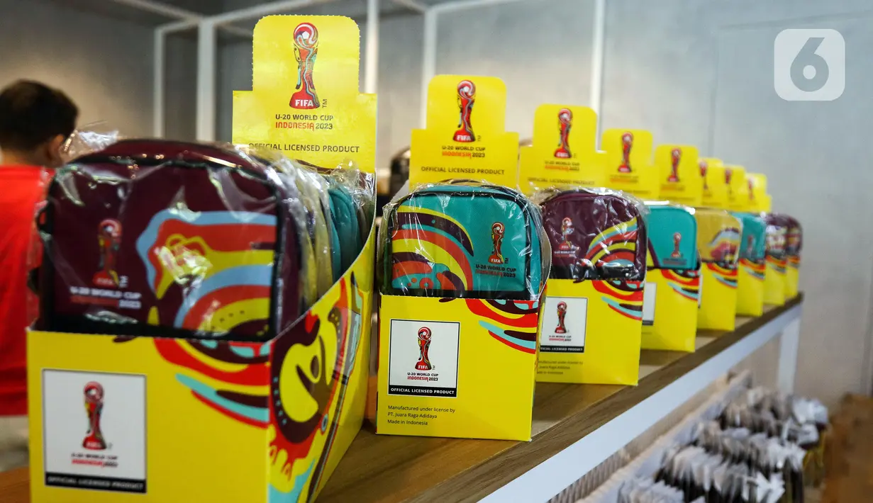 Dengan memproduksi 53 jenis merchandise ini menjadi yang terbanyak dalam sejarah penyelenggaraan Piala Dunia U-20. (Liputan6.com/Herman Zakharia)