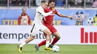 Pemain Bayer Leverkusen, Florian Wirtz, berebut bola dengan pemain Freiburg, Max Rosenfelder, dalam laga pekan ke-32 Bundesliga Jerman, Minggu (4/5/2025). Freibur dan Bayer Leverkusen bermain imbang 2-2 yang sekaligus memastikan Bayern Munchen menjadi juara Bundesliga musim 2024/2025. (Harry Langer/dpa via AP)