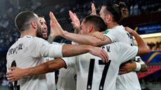 Para pemain Real Madrid merayakan gol yang dicetak Gareth Bale ke gawang Kashima Antlers pada laga Piala Dunia Antarklub di Stadion Zayed Sports City, Abu Dhabi, Rabu (19/12). Madrid menang 3-1 atas Kashima. (AFP/Giuseppe Cacace)