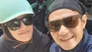 <p>Ketika berolahraga, Dude Harlino dan Alyssa Soebandono tampak kompak dengan mengenakan pakaian olahraga gelap yang dipadu dengan kacamata hitam. (Foto: instagram/dude2harlino)</p>