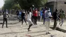 Orang-orang melakukan protes di jalanan di N'Djamena, Chad, Selasa (27/4/2021). Ribuan orang melakukan protes dan dua orang tewas dalam demonstrasi menentang aturan dewan militer transisi yang dipimpin putra Presiden Idriss Deby Itno yang terbunuh minggu lalu. (AP Photo/Sunday Alamba)