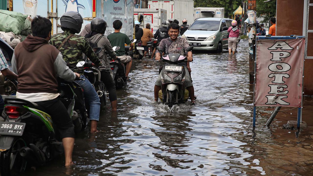 Banjir di Jalan Kamal Raya Jakarta Barat