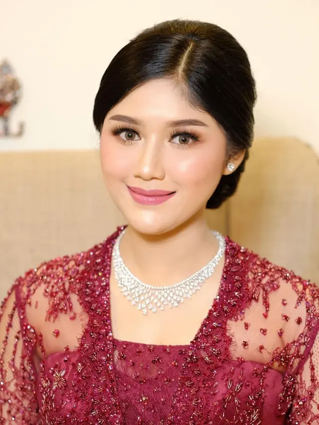 8 Adu Pesona Glamor Dua Menantu Jokowi, Selvi Ananda dan Erina Gudono Kenakan Kebaya Merah-Baju Kurung di Acara Pernikahan Kerabat