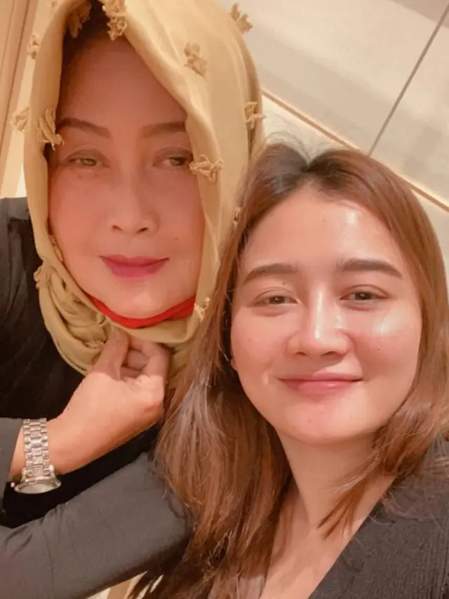 Parasnya Mirip, Ini 6 Potret Kebersamaan Lyia Amelia dengan Ibunya