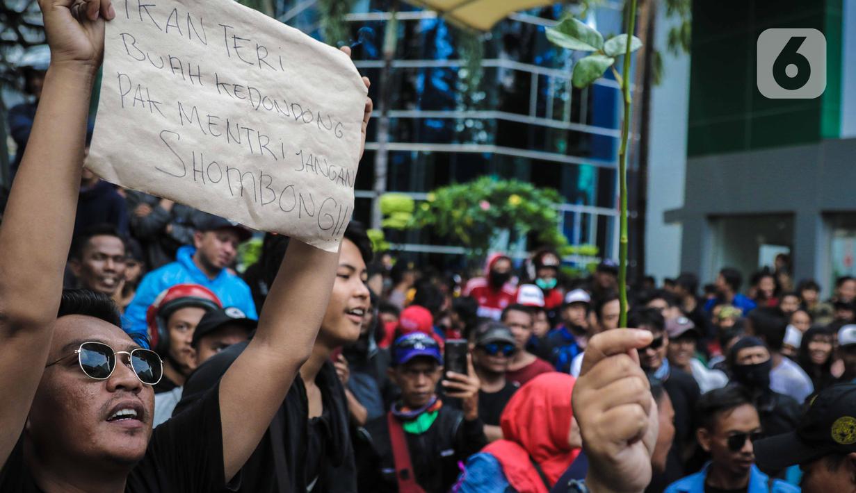 Warga Tanjung Priok berunjuk rasa di depan Gedung Kemenkumham, Jakarta Selatan, Rabu (22/1/2020). Mereka menuntut Menkumham Yasonna Laoly minta maaf atas ucapannya yang menyebut Tanjung Priok adalah daerah miskin, kumuh, dan kriminal. (Liputan6.com/Faizal Fanani)