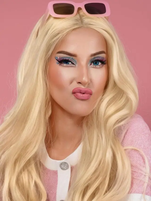 Tasya Farasya Cosplay Jadi Barbie