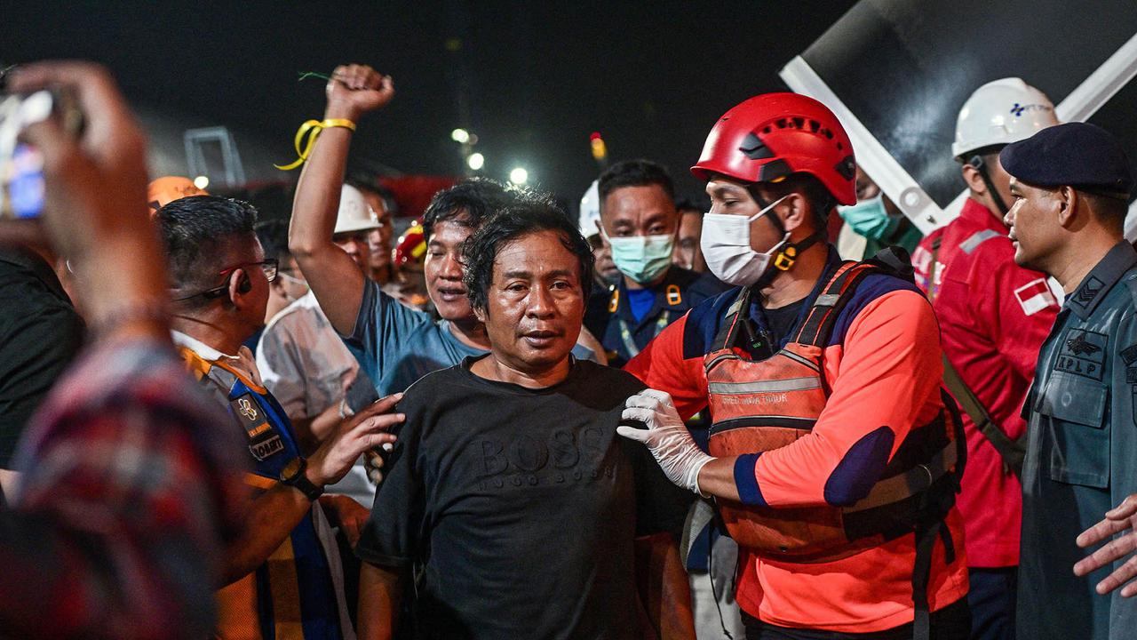 Ratusan Penumpang KM Mutiara Sentosa II Tiba di Surabaya