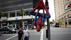Rashad Rouse mengenakan kostum Spider-Man sembari bergelantungan di tiang lalu lintas untuk menarik perhatian turis di Hollywood Boulevard, Los Angeles, 25 Mei 2017. Pria 27 tahun itu bermimpi namanya akan masuk di Hollywood Walk of Fame (AP/Jae C. Hong)