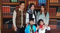 Tommy Kurniawan, Lisya Nurrahmi dan Tania Nadira kompak di wisuda anak sulung mereka [foto: instagram/tommykurniawann]