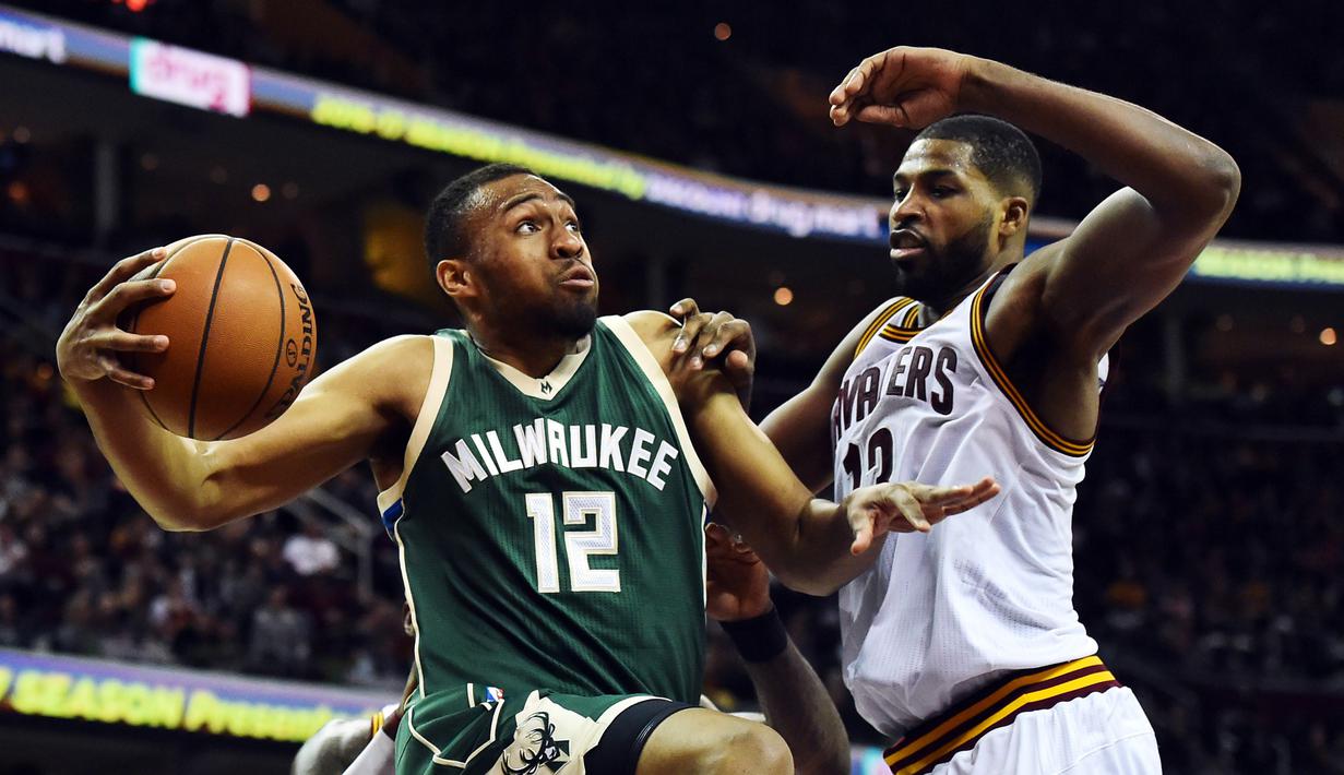 Pemain Milwaukee Bucks, Jabari Parker (kiri)  dihadang pemain  Cleveland Cavaliers, Tristan Thompson pada laga NBA di Quicken Loans Arena, Cleveland, (21/12/2016). Cavaliers menang 113-102. (Reuters/Ken Blaze-USA TODAY Sports)