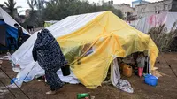 Kondisi serba kekurangan dialami oleh para pengungsi di sekitar Rumah Sakit Nasser, di Khan Yunis, Jalur Gaza selatan pada 14 November 2023. (Mahmud HAMS/AFP)