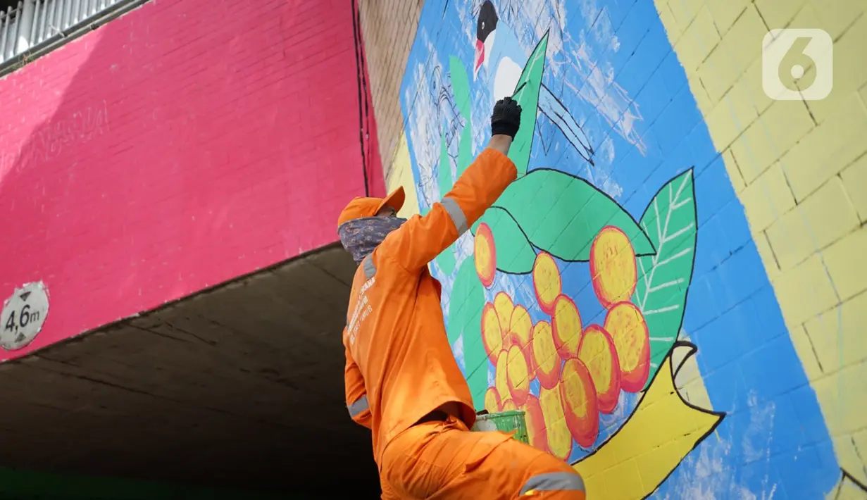 Petugas Penanganan Prasarana dan Sarana Umum (PPSU) Kelurahan Tebet Timur mempercantik tembok kolong jembatan Stasiun Kereta Api Cawang dengan membuat mural bernuansa kemerdekaan di Jakarta, Rabu (12/8/2020). Pembuatan mural untuk menyambut HUT ke-75 Kemerdekaan RI. (Liputan6.com/Immanuel Antonius)