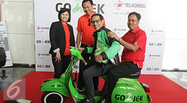 CEO Go-Jek Nadiem Makarim (tengah) bersama Direktur Sales Telkomsel, Mas'ud Khamid, Direktur Utama Tiphone, Lily Salim, dan Komisaris Utama Tiphone, Hengky Setiawan, usai penandatanganan kerja sama di Jakarta, Senin (15/2). (Liputan6.com/Angga Yuniare)