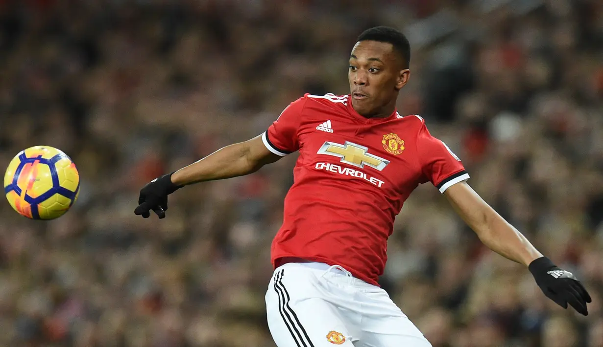 Pemain Manchester United, Anthony Martial berusaha mengendalikan bola selama laga lanjutan Premier League pekan ke-12 kontra Newcastle United di Old Trafford, Minggu (19/11). MU menang telak 4-1 atas Newcastle. (Oli SCARFF / AFP)