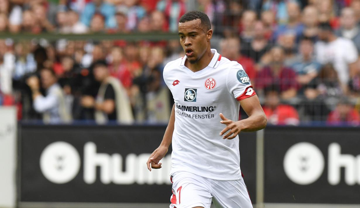 Robin Quaison (FSV Mainz) - Quasion tampil apik bersama Mainz sejauh ini. Pemain berusia 26 tahun ini telah mecentak 12 gol dari 24 laganya di Bundesliga musim 2019/20. (AFP/Thomas Kienzle)