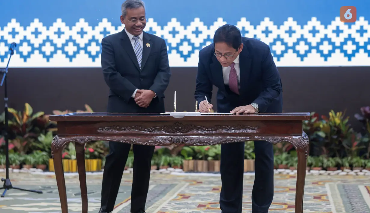 Purbaya Yudhi Sadewa menandatangani berita acara serah terima jabatan Menteri Keuangan di Kementerian Keuangan, Jakarta, Selasa (15/9/2026). (KLY/Budy Santoso)
