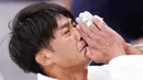 Pejudo Chinese Taipei, Yang Yung-wei, tampak kecewa hingga air mata usai ditaklukkan pejudo tuan rumah, Naohisa Takato, dalam perebutan medali emas judo 60kg putra pada Olimpiade Tokyo 2020 Tokyo. (Foto: AP/Jae C.Hong)